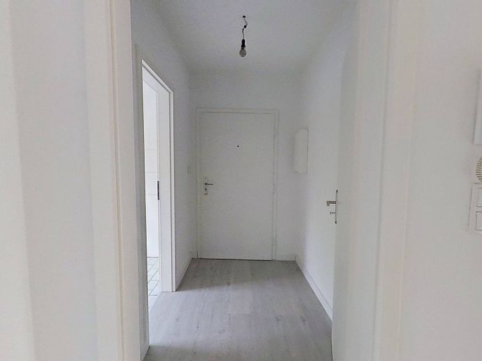 Entspannt ins Jahresende -Kaltmietfrei in den Herbst starten: Helle 4-Zimmer-Wohnung mit BALKON – Eingangsbereich