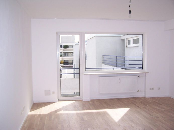 SCHWABING-WEST HELLE, MODERNISIERTE 2-ZIMMER-WOHNUNG MIT LOGGIA, SCHWIMMBAD UND GROSSER DACHTERRASSE – Wohnbereich Ostseite
