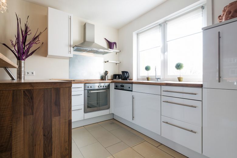 Exclusiv möbl. 2 Zimmer Wohnung in Düsseldorf-Oberkassel NK, Strom + WLAN inkl. – offene Küche