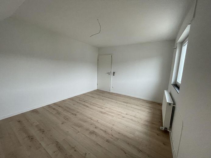 Erstbezug nach Sanierung: Helle 3-Zi.-DG-Wohnung mit Blick auf Burg & Stadt – Schlafzimmer