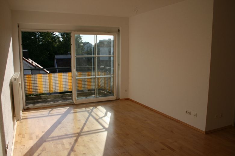 Piękne, jasne, centralnie położone mieszkanie 2-pokojowe z balkonem – Blick zum Balkon