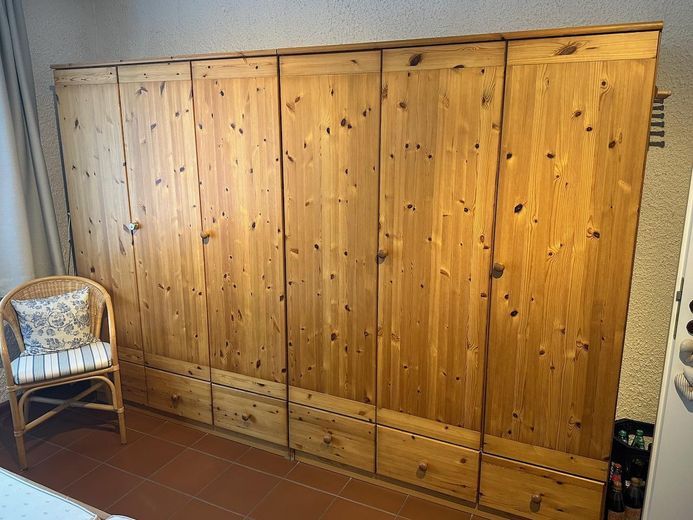 Ostsee-exklusive Ferienwohnung mit Kamin in Top-Lage ✅ ohne Provision ✅ – Schlafzimmer-Schrank