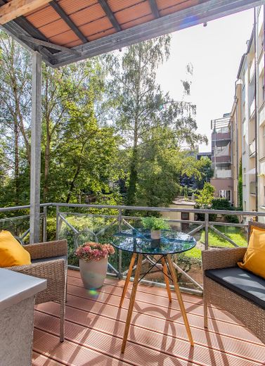 Frei & neu modernisiert - energieeffizienter Wohntraum mit Wellness-Bad & Balkon in Top-Lage – Balkon