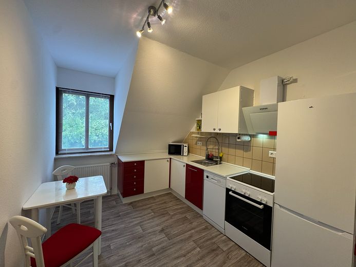 Von Privat, 2 ZKB + offenes Studio, Abst.-R., EBK, Waschtrockner, 1. OG, Carport mit AR, Terrasse – Küche