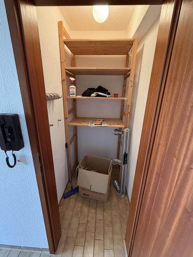 Provisionsfrei: Helle 2-Zi.-Wohnung mit Balkon in der Reutlinger Altstadt – neues Bad, Fernwärme – Abstellraum mit Regal