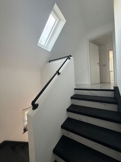 Charmantes, kernsaniertes Einfamilienhaus mit hochwertiger Ausstattung – Treppengang mit Fenster