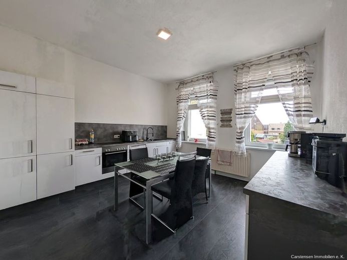 AMPLE SPACE ... FLEXIBLE LIVING IDEAS ... GARDEN WITH POTENTIAL – Photo 1