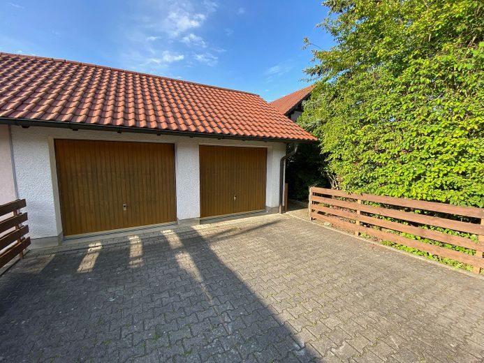 Top 3-Zimmer-Wohnung mit 102qm, ruhig, EBK, Garage, 92280 Kastl, Garten, auf Wunsch möbliert – Garage mit Stellplatz (rechts)