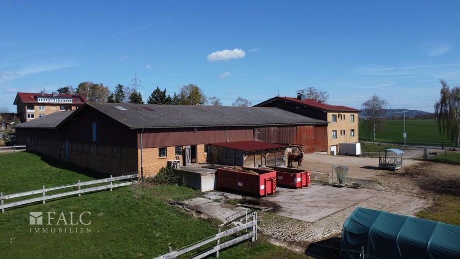 ***Mehrfamilienhaus &amp; Exklusiver Pferdehof mit Reitanlage auf ca 21.000 m² Grundstück*** – Außenansicht