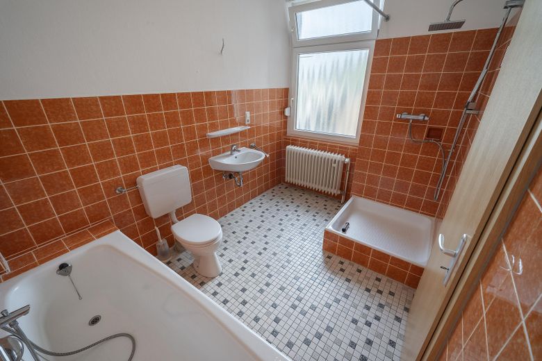 Drei-Familienhaus mit Burgblick – ideale Voraussetzungen für 3 Eigentumswohnungen – Badezimmer