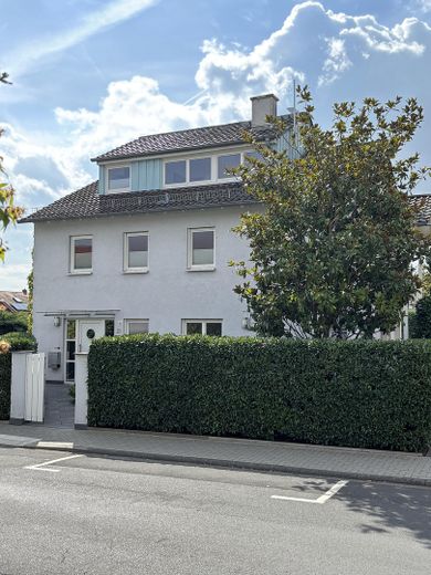Helles, freistehendes Einfamilienhaus mit großem Garten in Bad Nauheim – Nieder-Mörlen – Nordseite