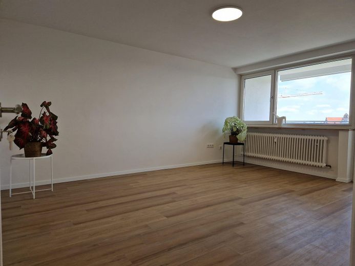 PROVISIONSFREI | Frisch renovierte 2-Zimmer-Wohnung | FREI – Wohnzimmer