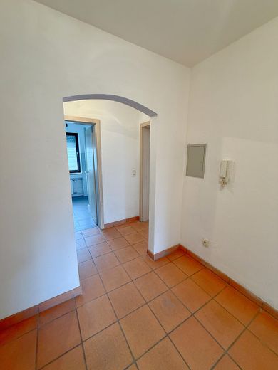 Wolne od zaraz i bez prowizji: przestronne 2-pokojowe mieszkanie z loggią od południowego zachodu i miejscem postojowym – Flur, Blick Bad/Schlafzimmer