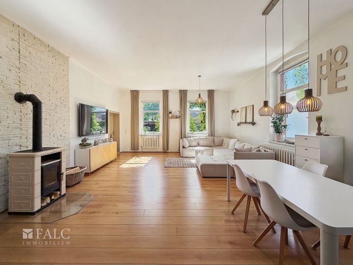 *Riserv.* Casa unifamiliare modernizzata con piscina e dotazioni di alta qualità. – Wohnzimmer