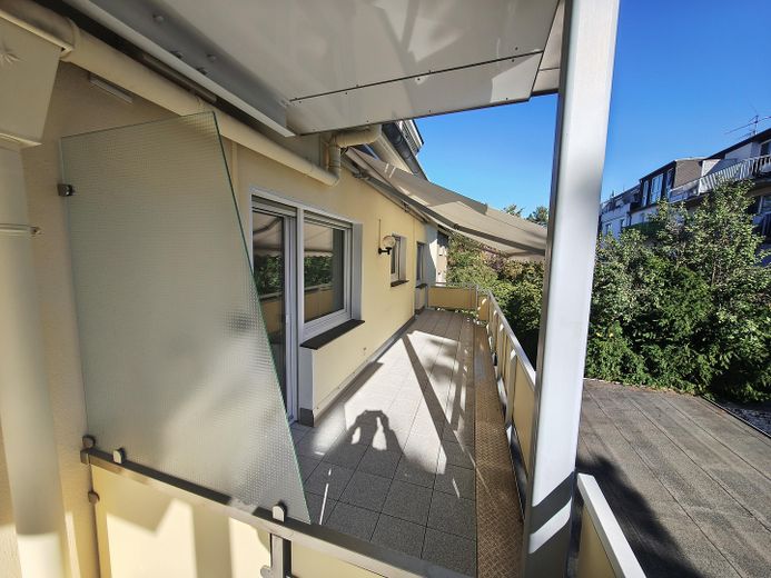 Smart e ristrutturato: trilocale vicino al centro con balcone esposto a sud e posto auto in garage – Balkon