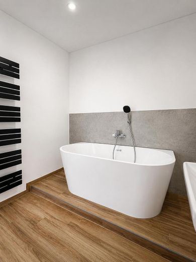 halbfreistehende Badewanne