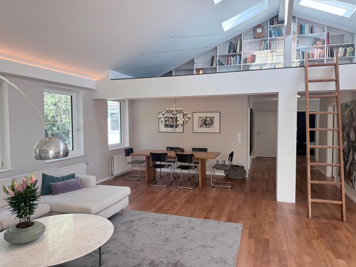 Exklusive möblierte Doppelhaushälfte mit 175 m², großem Privatgarten und Loftcharakter in Gräfelfing – Wohn-Esszimmer und Galerie