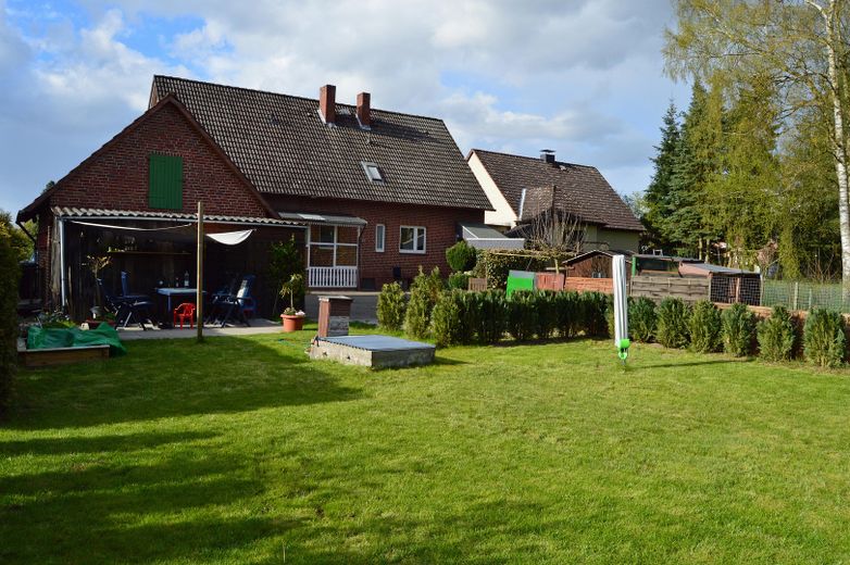 Mehrfamilienhaus provisionsfrei – 1 Einheit vermietet, 1 Einheit frei für Sie – Aussenansicht Rückseite