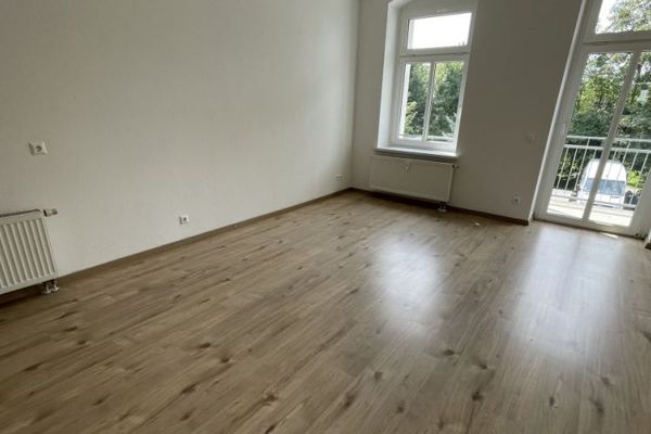 Zentrumsnah ! 1. OG / Bad mit Fenster / Laminat / Balkon