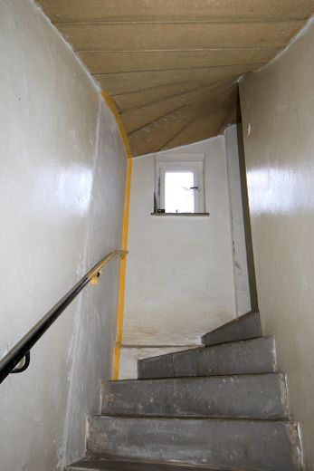 Urbaner Wohntraum mit Tiefgarage: 2-Zimmer kernsaniert – ideal für Paare, Single oder Investment – Treppenhaus zum Kellergeschoss