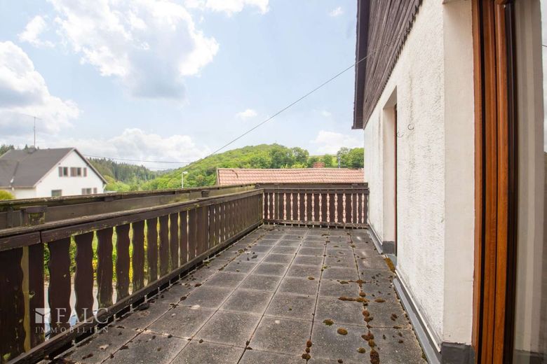 Dużo miejsca na Twoje marzenia! Zagroda z domem mieszkalnym, stodołą i garażami – Balkon