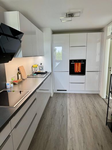 Modernisierte 2-Zimmer-Wohnung mit Balkon, Einbauküche und Tiefgaragenstellplatz – Küche