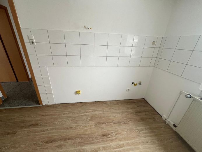 City Dachgeschosswohnung 2-Zimmer,schön hell,frisch renoviert,Garage,ab sofort – Küche