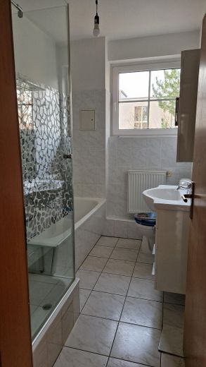 Familienfreundliche 4-Zimmer-Maisonettewohnung mit Terrasse in Berlin-Johannisthal – Bad
