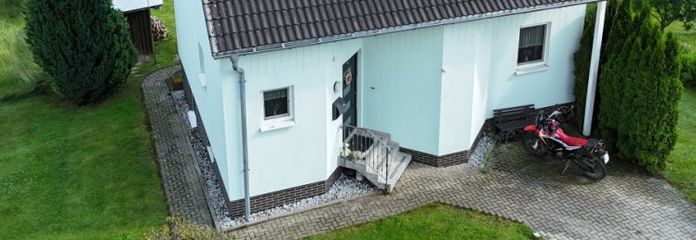 RESERVIERT - Einziehen und Wohlfühlen: Gepflegtes Einfamilienhaus mit Traumblick und moderner PV-Anlage in Teuschnitz OT Haßlach