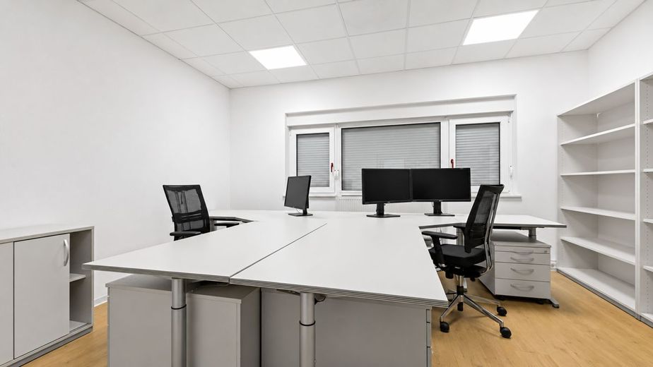 Amplia superficie de oficinas y comercial en Merseburg - ¡aprox. 834 m² divisible en alquiler! – Büro EG
