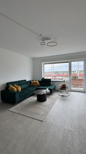 Appartement de 3 pièces à Maintal-Bischofsheim : balcon avec vue sur la skyline, cuisine équipée et garage – Photo 14