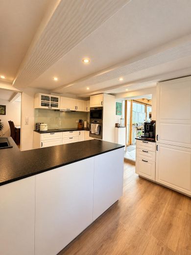 Fully renovated family home with a stunning conservatory, photovoltaic system, heat pump & large outbuilding – Küche EG
