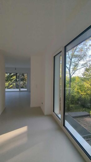 Energieeffizientes Einfamilienhaus (A) mit Panoramablick im Taunus – Blick von der Küche ins Wohnzi