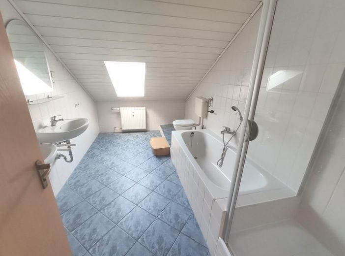 3 Zi. DG Wohnung mit Küche, Gartenmitbenutzung und Stellplatz – Bad mit Badewanne und Dusche Bild 1