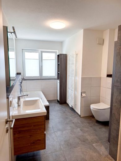 Habiter et travailler : appartement de 5 pièces au rez-de-chaussée avec jardin et bureau/salle de loisirs de 60 m² au sous-sol – Bad