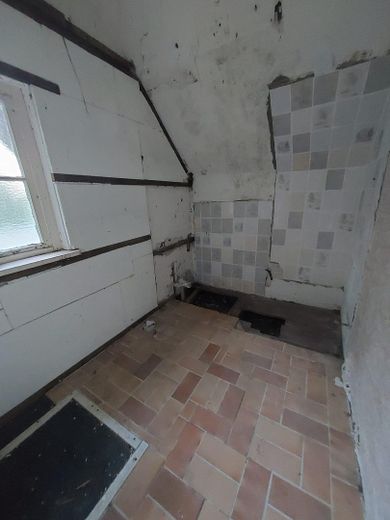 Einfamilienhaus/Zweifamilienhaus Sanierungsbedürftig oder Abriss – Bad OG