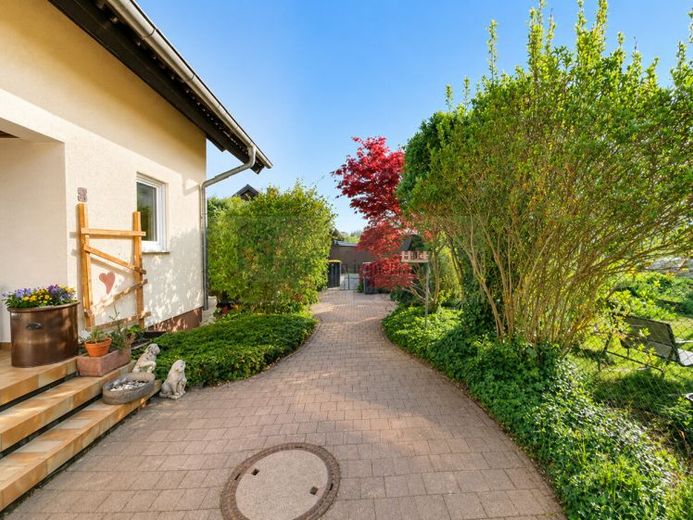 Ein Zuhause zum Wohlfühlen - Gepflegtes und modernisiertes Zweifamilienhaus, Wintergarten, Südbalkon und XXL-Garage in Brigachtal-Klengen! – Foto 1