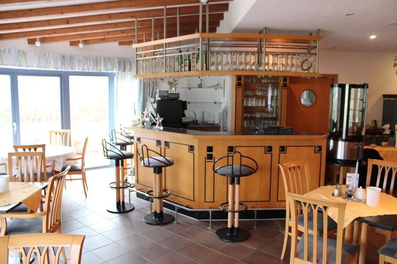 Frühstücksraum mit Bar