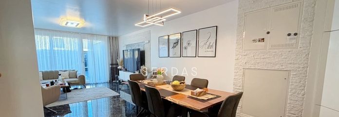 Neuwertiges RMH (BJ 2017) mit 145 m², 5,5 Zimmer, 2 Bädern &amp; Garage – Essbereich EG