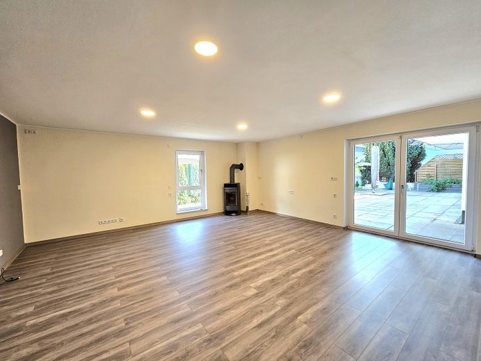 Geräumiges Wohnzimmer mit Kami