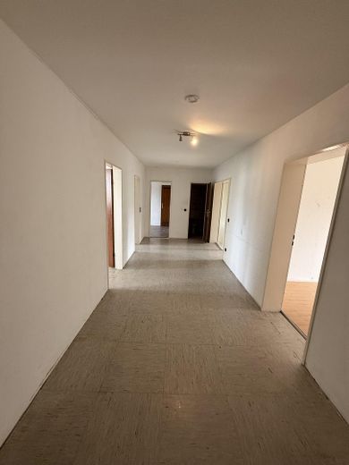 Frisch renovierte 3-Zimmer-Dachgeschosswohnung mit Tageslichtbad & Gästebad in Essen – Flur
