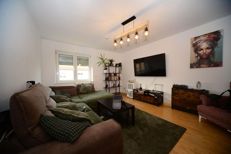 2 Zimmer Wohnung m. Echtholz Parkett EBK, ideal für Single oder Paar. 4. OG rechts – Wohnzimmer