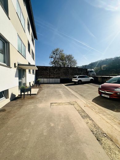 Parkplatz direkt vor der Tür 