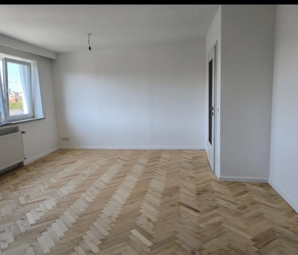 Zmodernizowany dom trzyrodzinny, instalacja fotowoltaiczna, mieszkanie na poddaszu wolne, centralna lokalizacja z doskonałą komunikacją – Zdjęcie 12