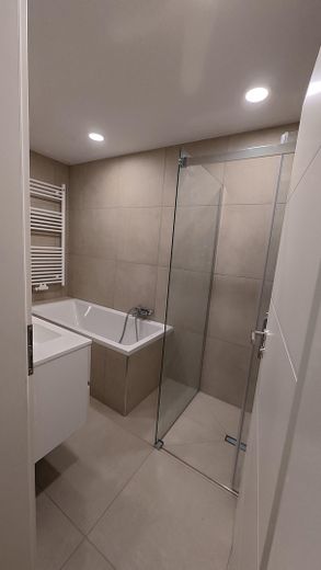 ++TOP komplett neu renovierte 2 ZKB++neue Einbauküche++Balkon++Parkett – Foto 3