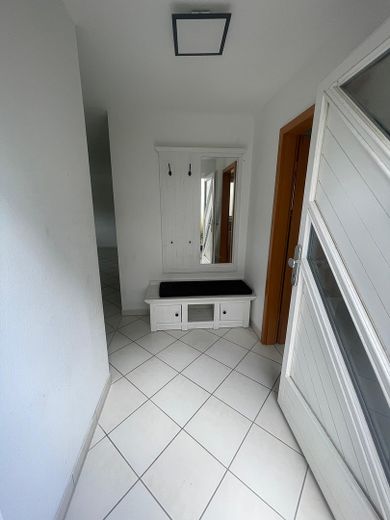Modernisiertes Zweifamilienhaus mit 263 m² Wohnfläche, attraktiver Vermietungsperspektive – Eingang Einliegerwohnung