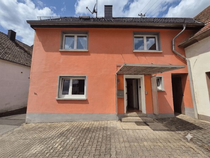 EFH mit Anbau, 2 Garagen & mehreren Stellplätzen – Renovierungsobjekt mit viel Potenzial für den schmalen Geldbeutel – Foto 1