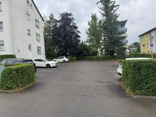Verzorgd 4-kamer appartement met balkon en twee parkeerplaatsen – Parkplatz