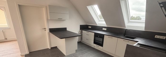 Dachgeschosswohnung mit großer Wohnküche, EBK, Stellplatz und Glasfaser in Wunstorf-Kolenfeld – Küche
