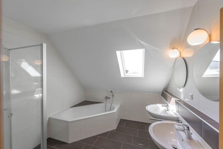 Young semi-detached house with carport in Friedrichsfehn – Badezimmer